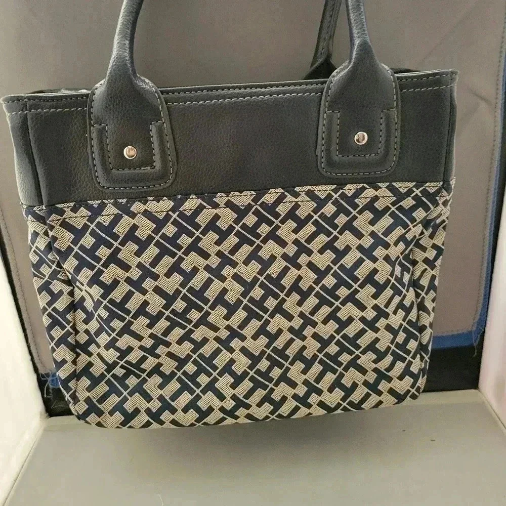 Tommy Hilfiger sholder Purse NWOT - Picture 3 of 8